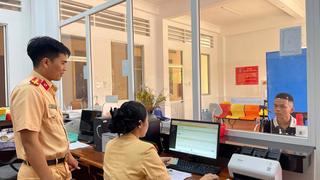 Cảnh sát giao thông Công an Cà Mau cấp đổi GPLX xuyên Tết