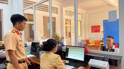 Cảnh sát giao thông Công an Cà Mau cấp đổi GPLX xuyên Tết