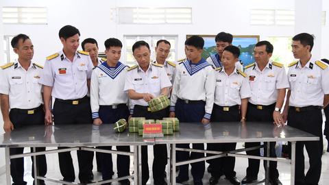 Những người lính trẻ lần đầu đón Tết nơi đầu sóng