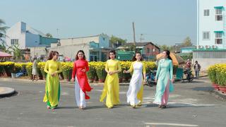 Tà áo dài khoe sắc đón Xuân sang