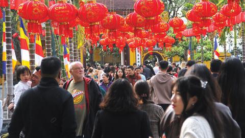 Các điểm du lịch tâm linh thu hút lượng khách tăng cao