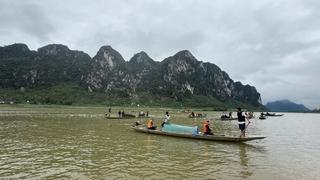 Tìm kiếm người mất tích trong vụ lật thuyền trên sông Gianh