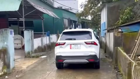 Xử lý vụ tài xế đỗ xe “khóa đuôi” trong ngõ ở Hà Tĩnh