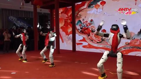 Robot phô diễn kỹ năng nhảy múa tại hội chợ xuân 