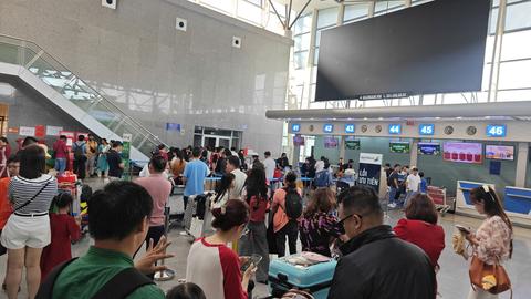 Sân bay Tân Sơn Nhất lập kỷ lục hơn 170.000 khách trong ngày mùng 4 Tết