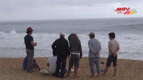 Quảng Ngãi: Cả gia đình bị sóng cuốn khi tắm biển