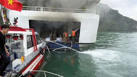 Kịp thời dập tắt đám cháy trên tàu du lịch chở 32 người