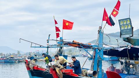 Ngư dân vươn khơi, đón lộc biển đầu năm