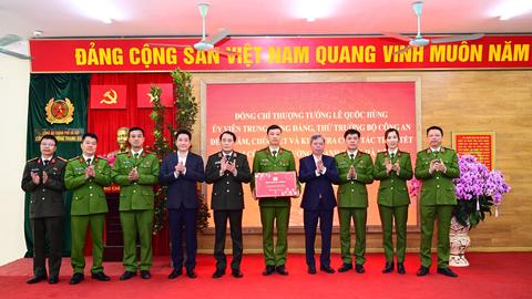 Thứ trưởng Lê Quốc Hùng kiểm tra công tác ứng trực Tết nguyên đán 