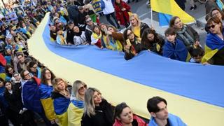 Châu Âu thể hiện tình đoàn kết với Ukraine sau 4 năm xung đột