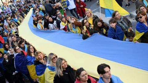 Châu Âu thể hiện tình đoàn kết với Ukraine sau 4 năm xung đột