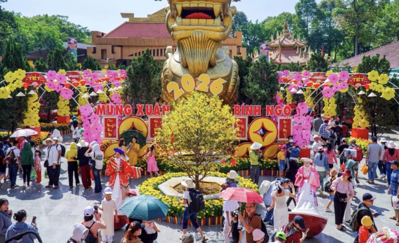   Người dân nô nức tham gia Lễ hội chùa Hương Tích