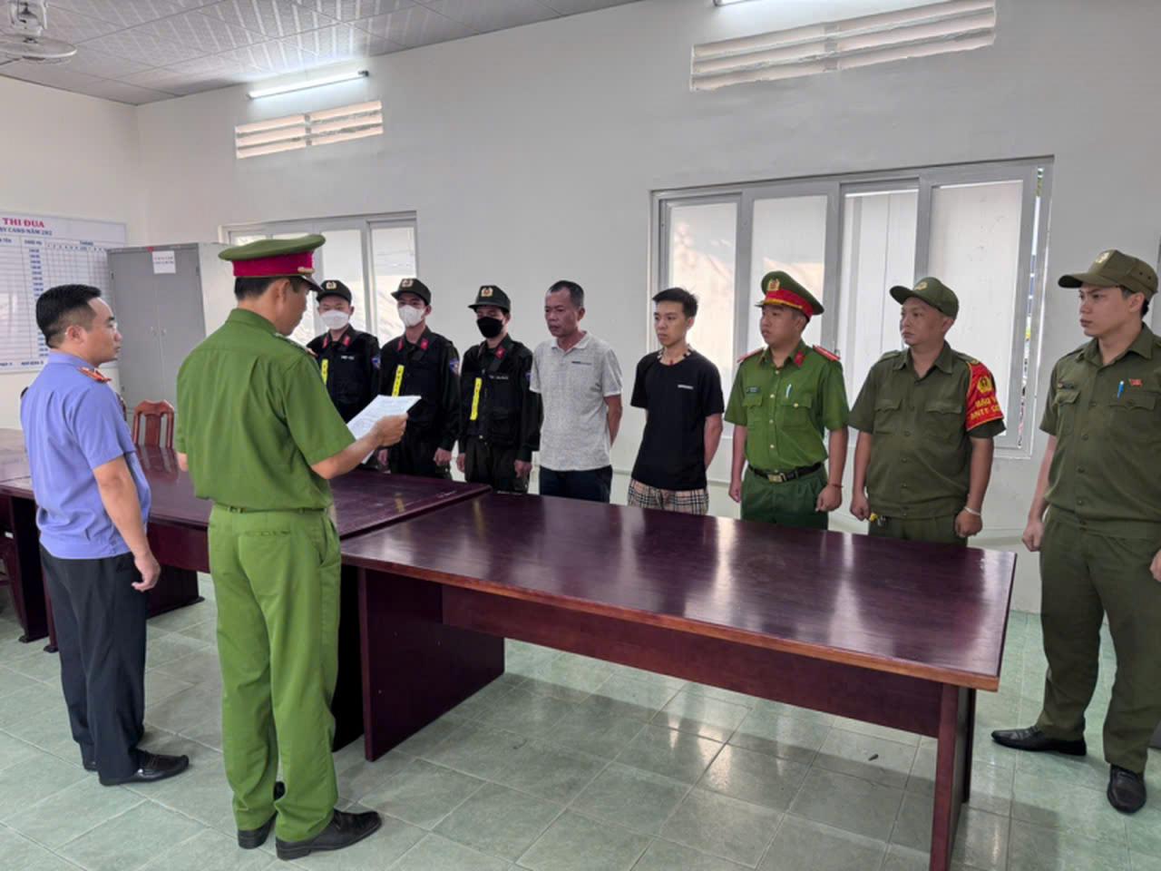 Bắt khẩn cấp 2 đối tượng gây rối trật tự công cộng