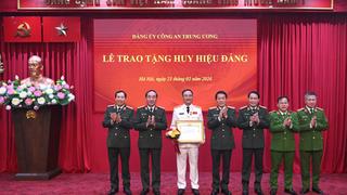 Trao tặng Huy hiệu 30 năm tuổi Đảng đối với Thứ trưởng Phạm Thế Tùng