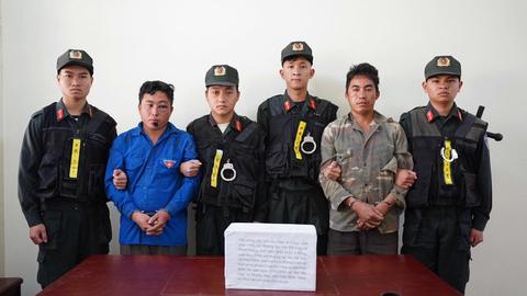 Bắt 2 đối tượng mua bán 5 bánh heroin