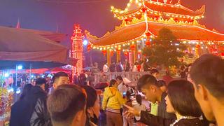 Hàng vạn người đổ về chợ Viềng Xuân Bính Ngọ 2026 