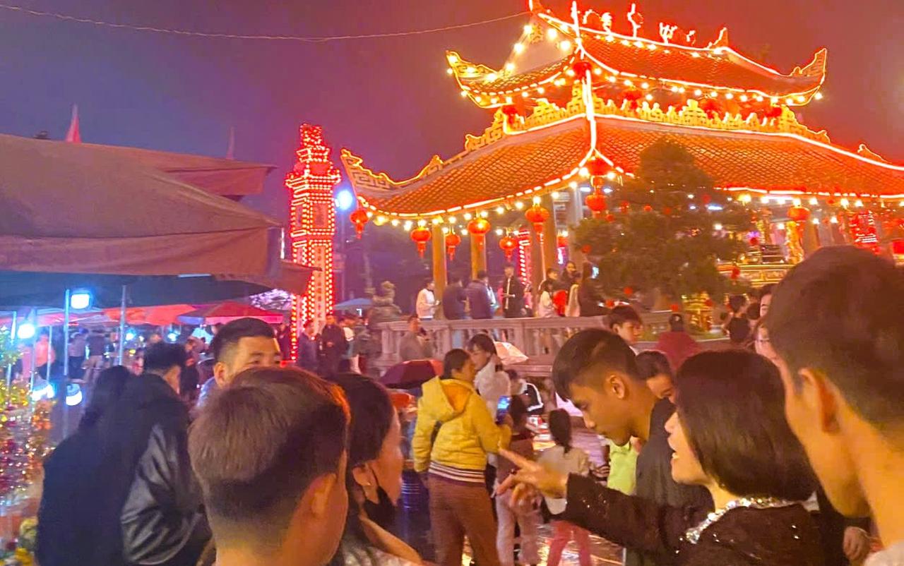 Hàng vạn người đổ về chợ Viềng Xuân Bính Ngọ 2026 