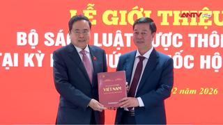 Lễ giới thiệu bộ sách luật được thông qua tại Kỳ họp thứ 10, Quốc hội khóa XV