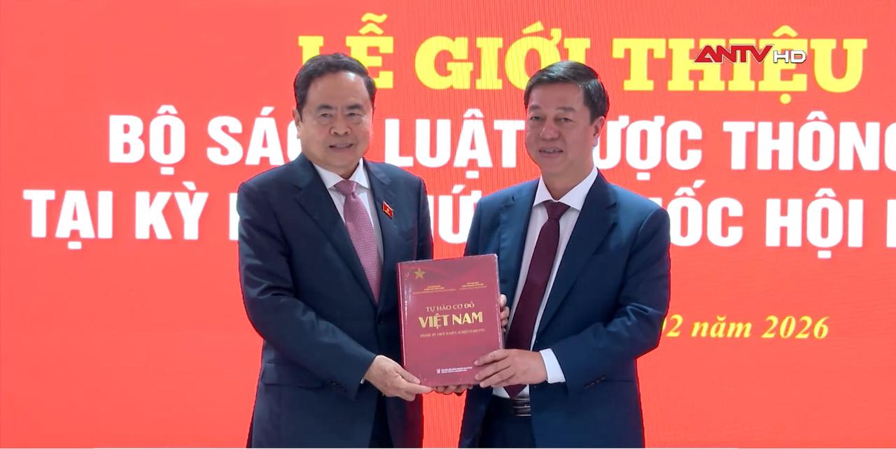 Lễ giới thiệu bộ sách luật được thông qua tại Kỳ họp thứ 10, Quốc hội khóa XV