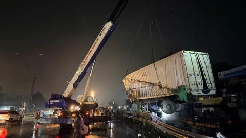 Vụ tàu tông xe tải ở Ngọc Hồi: Tài xế cố vượt, mắc kẹt trên đường ray