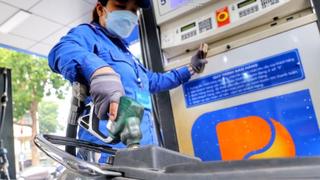 Giá xăng dầu tăng mạnh, RON95 vượt 20.000 đồng/lít