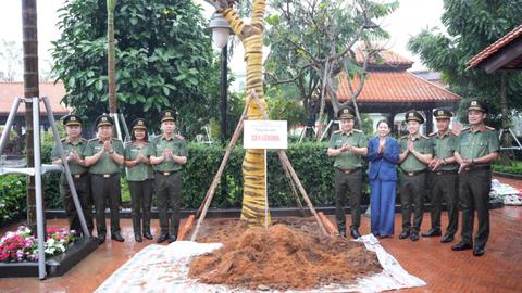 Công an các đơn vị sôi nổi phát động Tết trồng cây 