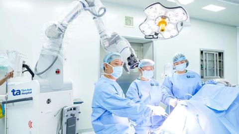 Xác lập kỷ lục châu Á về phẫu thuật não, cột sống bằng robot AI
