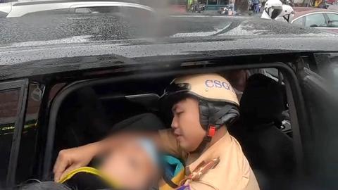 CSGT TP.HCM dẫn đường đưa tài xế đột quỵ cấp cứu