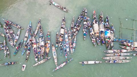 Lật thuyền khi xem đua ghe, hai mẹ con tử vong