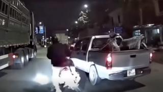 Xe bán tải tạt đầu khiến 3 người đi xe máy ngã nguy hiểm 