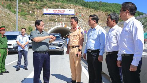 Thủ tướng Phạm Minh Chính kiểm tra các dự án giao thông tại khu vực miền Trung
