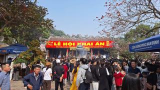 Không khí trước giờ khai ấn Đền Trần