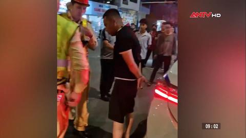  CSGT khống chế tài xế xe tải 'thông chốt' kiểm tra nồng độ cồn