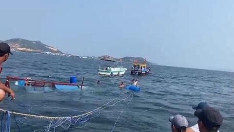 Tàu đánh cá bị sóng đánh chìm, 1 ngư dân tử vong