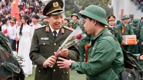 Thứ trưởng Lê Văn Tuyến dự lễ giao nhận quân tại tỉnh Phú Thọ