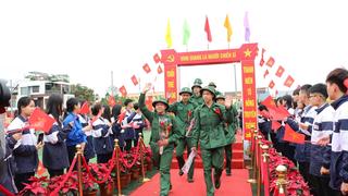 Hàng nghìn thanh niên lên đường nhập ngũ 