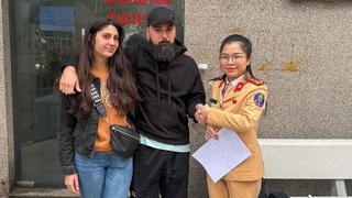 Cảnh sát giao thông tìm lại hành lý thất lạc cho du khách 