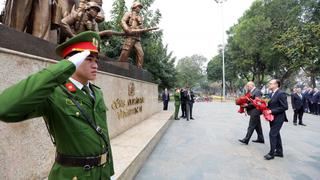 Bộ trưởng Bộ Tình trạng khẩn cấp Liên bang Nga dâng hoa tại tượng đài Công an nhân dân