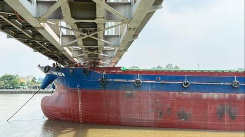 Sự cố sà lan va chạm cầu Ghềnh: Ngành đường sắt tạm dừng nhiều đoàn tàu