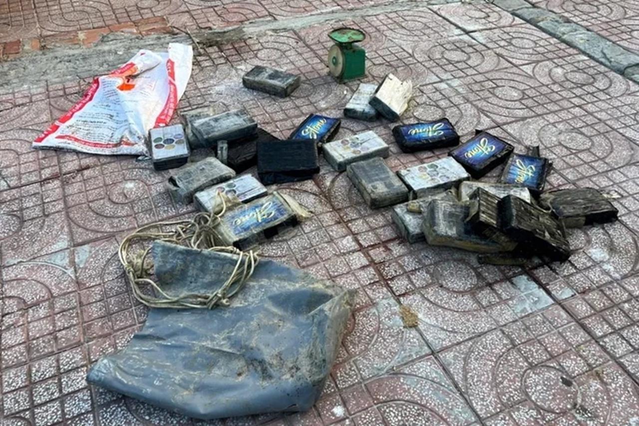 Phát hiện 24 bánh nghi ma túy trôi dạt vào bờ biển Kê Gà