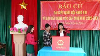  Cử tri ở xã miền núi biên giới Trường Sơn nô nức bỏ phiếu bầu cử sớm