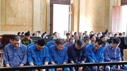 Xét xử 12 bảo vệ nhận tiền để cho xe tải nặng đi vào đường cấm