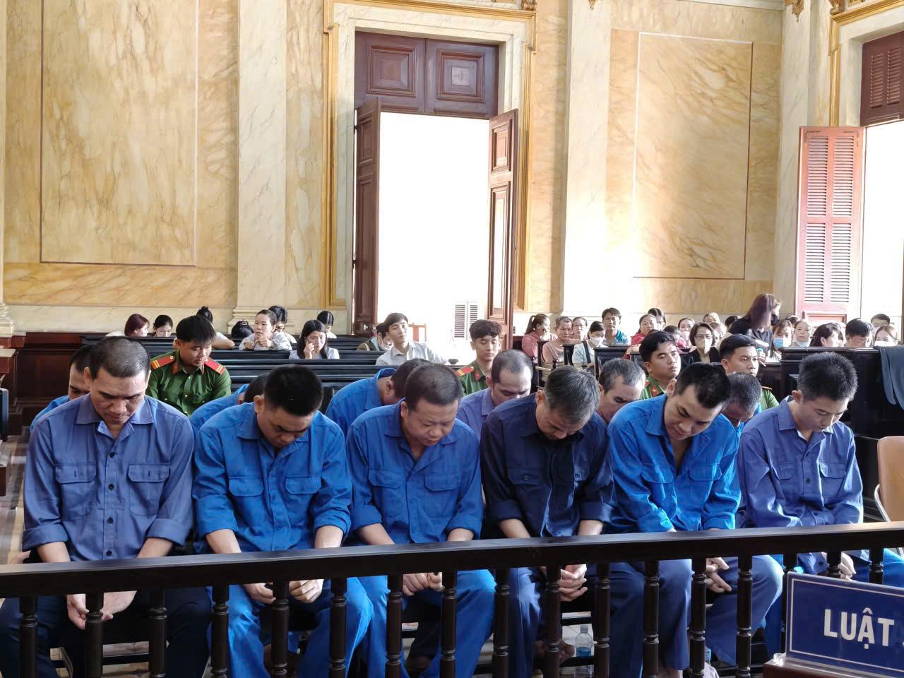 Xét xử 12 bảo vệ nhận tiền để cho xe tải nặng đi vào đường cấm