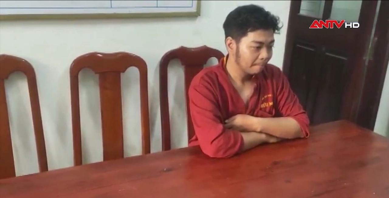 Thanh niên vào cửa hàng điện thoại vờ hỏi mua rồi cướp giật