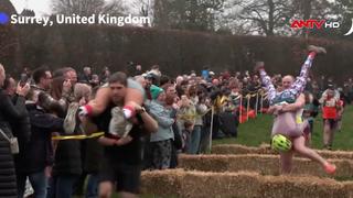 Vui nhộn cuộc thi cõng vợ tại Anh