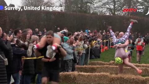 Vui nhộn cuộc thi cõng vợ tại Anh