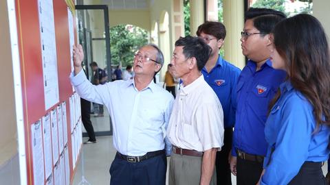 Đi từng ngõ, gõ từng nhà phát thẻ cử tri 