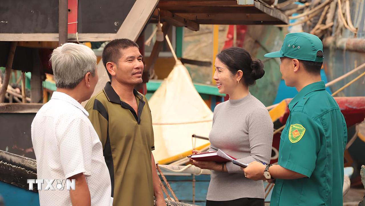 Đi từng ngõ, gõ từng nhà phát thẻ cử tri 