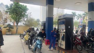 Giá xăng dầu giảm mạnh, xăng RON95 giảm gần 4.000 đồng/lít