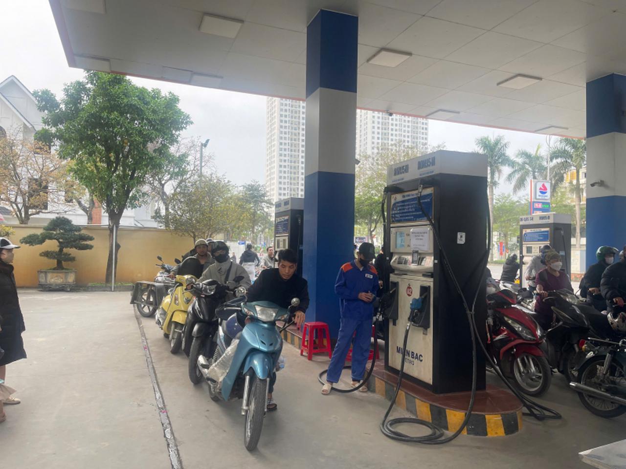 Giá xăng dầu giảm mạnh, xăng RON95 giảm gần 4.000 đồng/lít